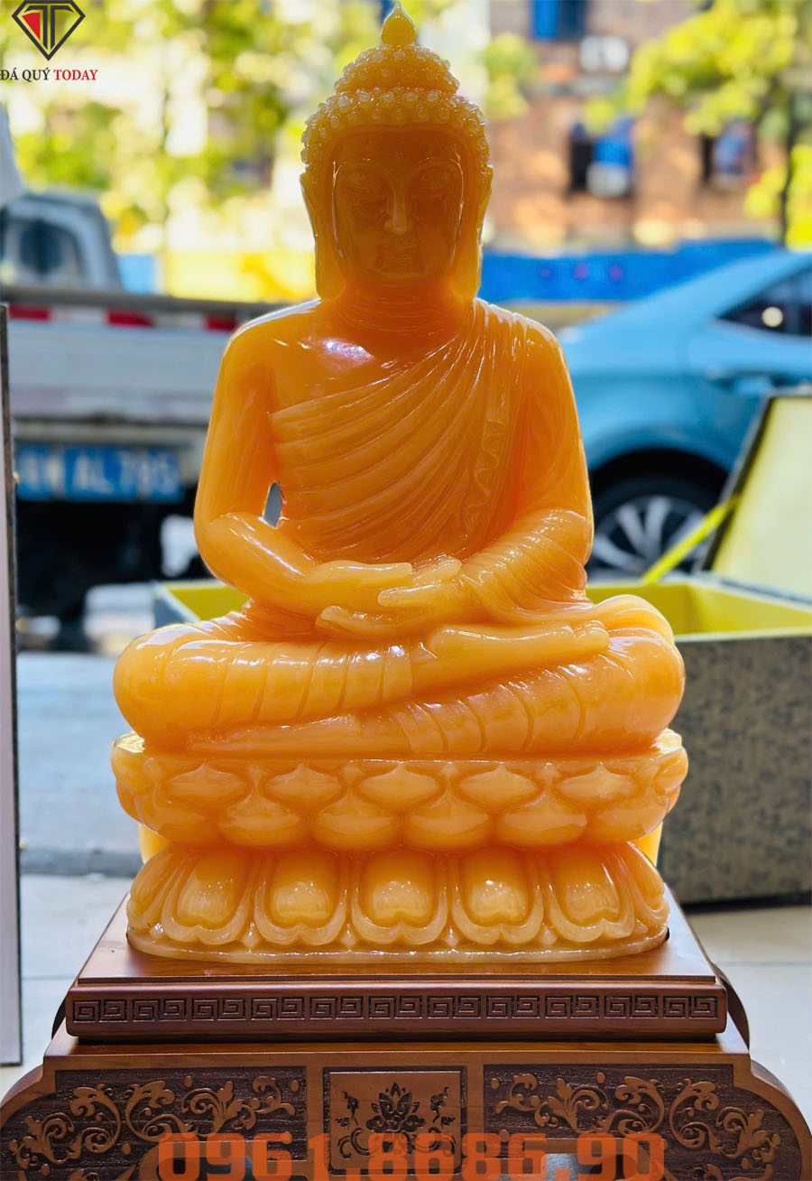 Tượng Phật Thích Ca bằng ngọc hoàng long